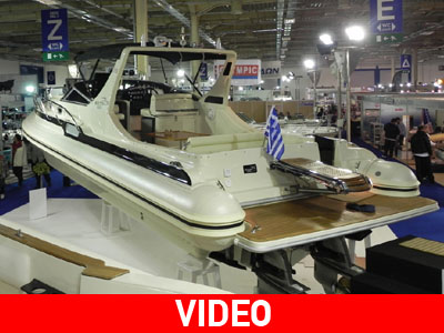 Κλέβει την παράσταση στο ναυτικό σαλόνι η Bolton